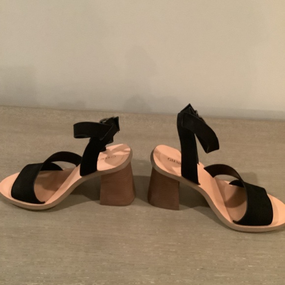 Gianni Bini ankle strap sandal with wooden heel - Picture 3 of 16